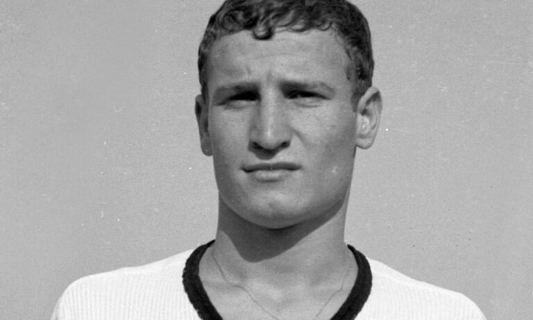 Aπό τα 17 του φόρεσε τη φανέλα του ΠΑΟΚ, στην οποία και έμεινε πιστός μέχρι την απόσυρσή του