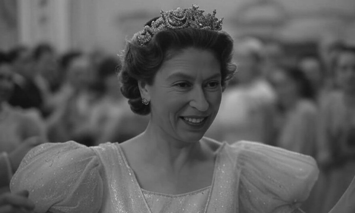 Βγήκε κρυφά από το παλάτι, χάθηκε στο πλήθος μεταμφιεσμένη για να γιορτάσει και κανείς δεν κατάλαβε ποια ήταν