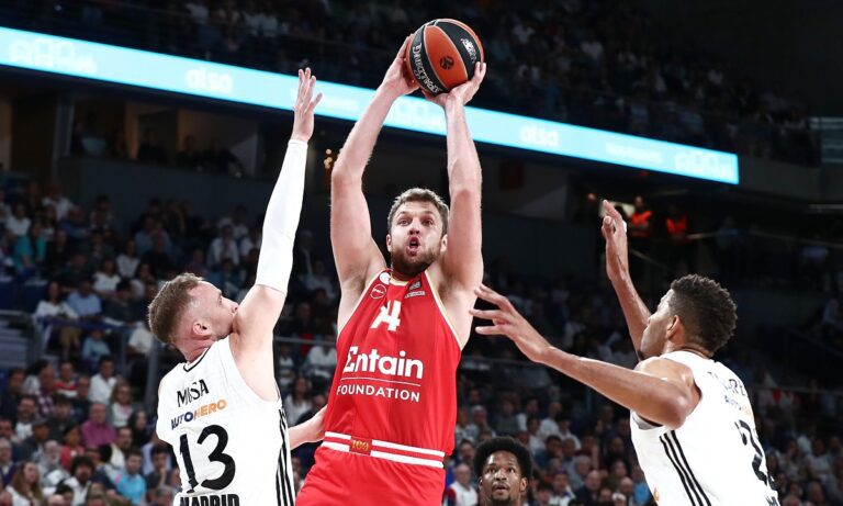 1,7 δευτερόλεπτα ταξίδευε η μπάλα για να μπει στο καλάθι στο τρίποντο του Βεζένκοφ