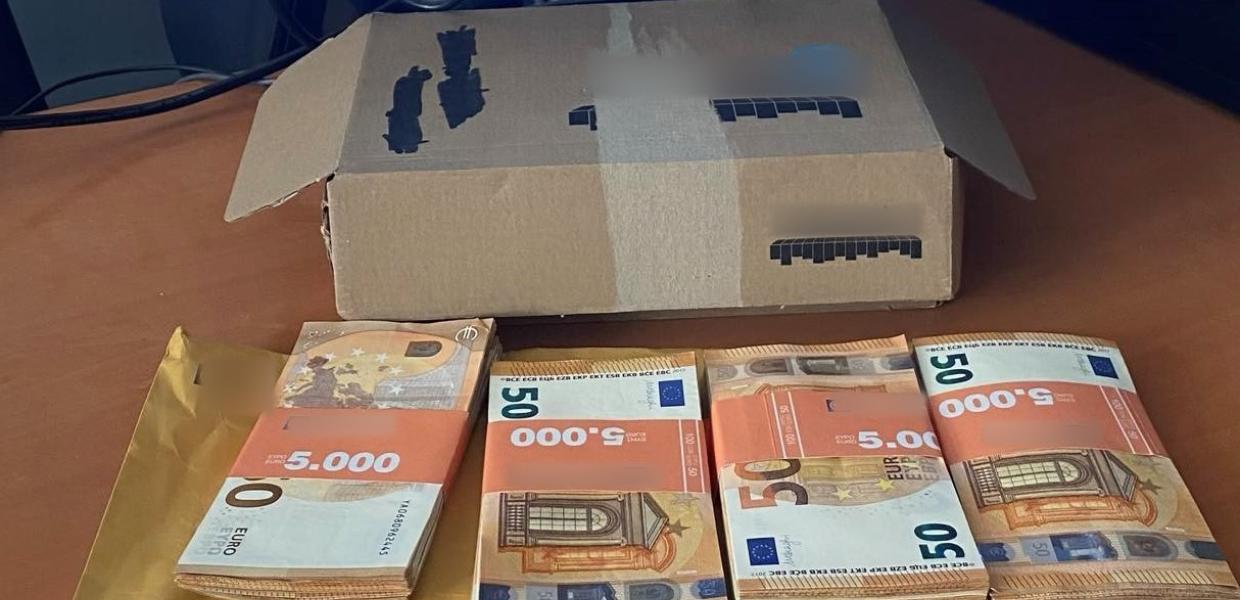 Υπάρχει ανθρωπιά και φιλότιμο: Ηλικιωμένος πέταξε κατά λάθος 20.000 ευρώ σε κάδο κι ένας πολίτης τα βρήκε και τα παρέδωσε στην αστυνομία