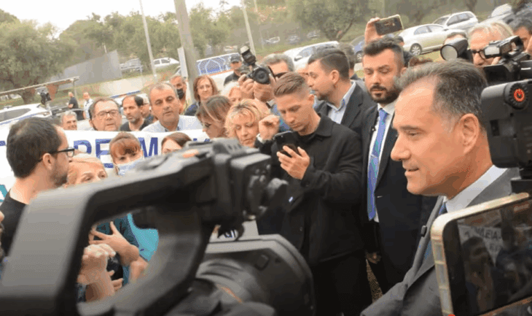 Ασχολείται με… βραχιολάκια ενώ δεν μπορεί να σταθεί πουθενά ο Γεωργιάδης: «Είσαι έμπορος υγείας και ανεπιθύμητος» του φώναζαν στο νοσοκομείο Καλαμάτας