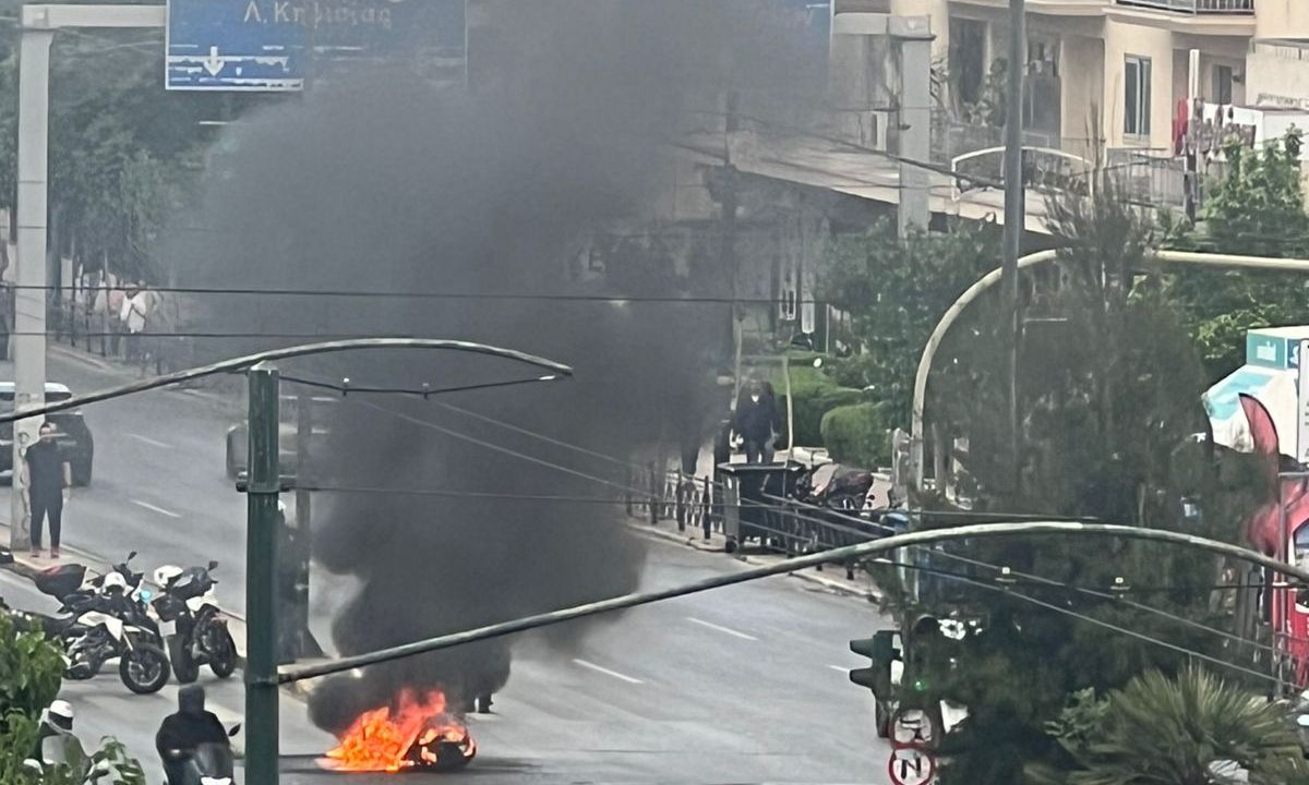 Φωτιά σε μηχανή στη Λεωφόρο Αλεξάνδρας – Ελαφρά τραυματισμένος ο οδηγός