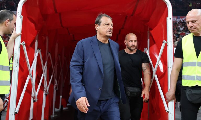 Με ακουστικά στο παρκέ του ΣΕΦ ο Εργκίν Αταμάν! Είναι για να μην ακούει τα συνθήματα; (vid)