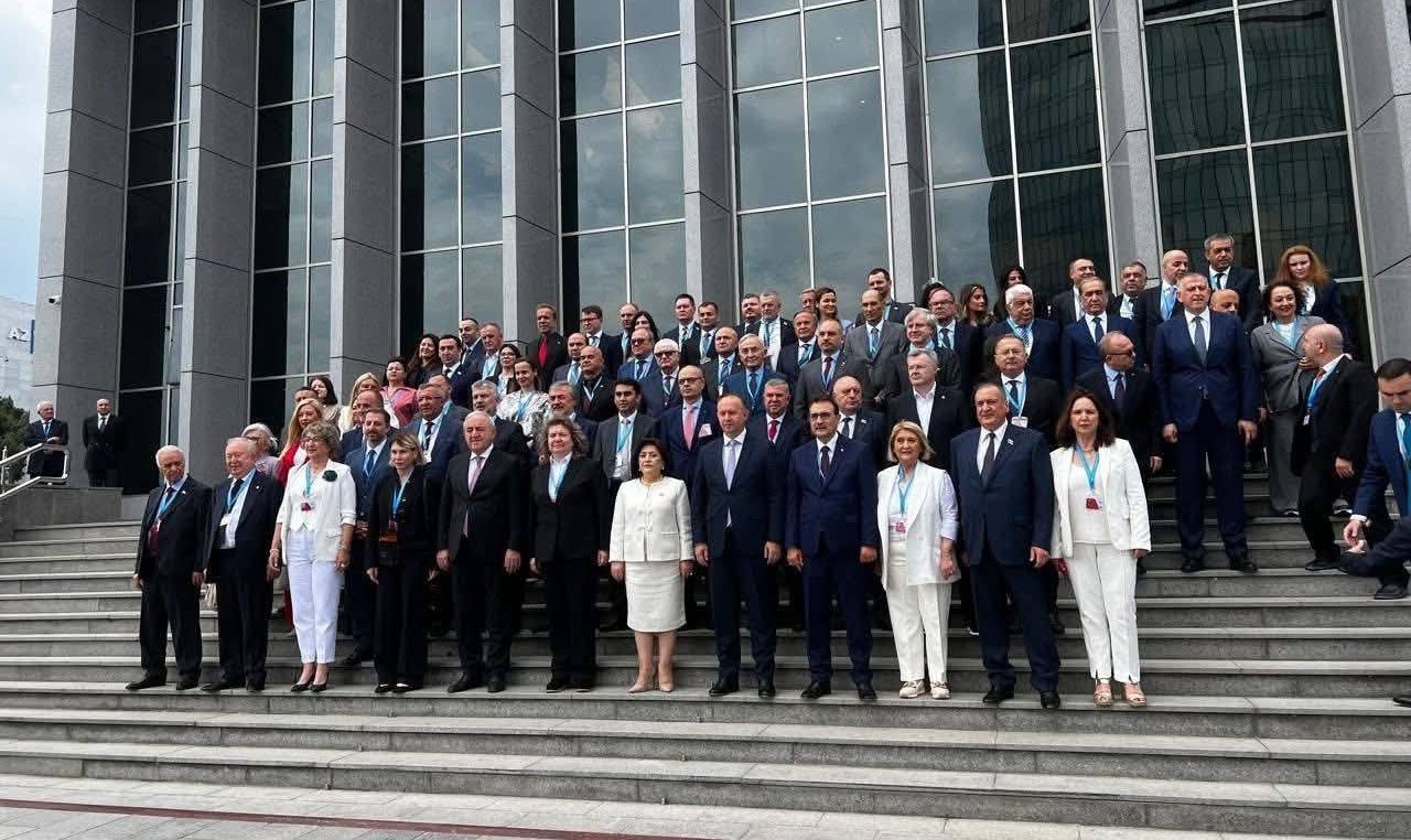 Πόσο ακόμα θα μας ντροπιάζουν; Εθνική ξεφτίλα με Βούλτεψη και λοιπούς γαλάζιους βουλευτές να φωτογραφίζονται στο αιματοκυλισμένο Αρτσάχ!