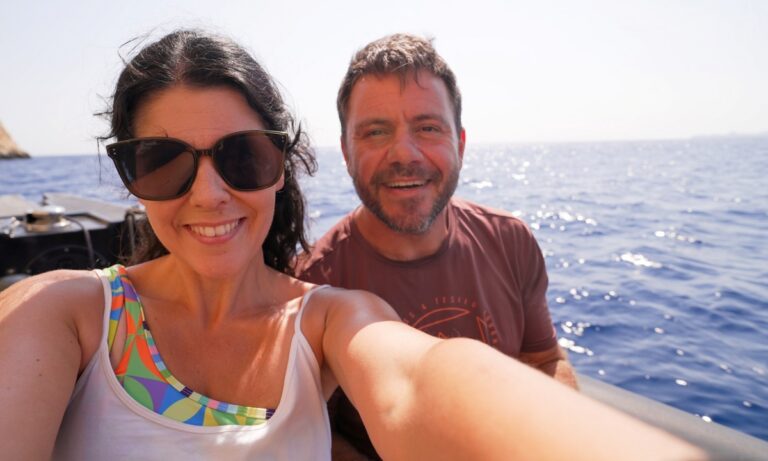 Happy Traveller: Εκεί ταξιδεύουν η Ηλέκτρα και ο Ευτύχης – Το Αιγαιοπελαγίτικο νησί-έκπληξη