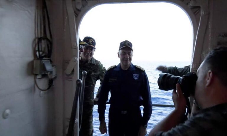 Ξαφνική άσκηση του Πολεμικού Ναυτικού από πλοία και ελικόπτερα με κατευθυνόμενα βλήματα