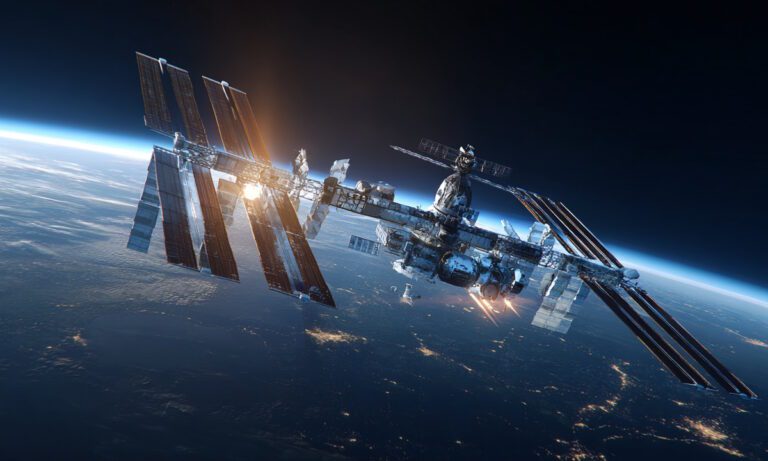 Ο λόγος που ο Διεθνής Διαστημικός Σταθμός δεν πέφτει στη Γη. Τι είναι το reboost που κάνει μία φορά τον μήνα