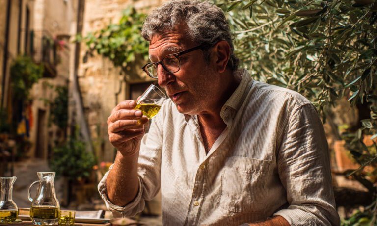 Αυτό που σε γρατζουνάει στον λαιμό όταν πίνεις ωμό ελαιόλαδο δεν είναι κακό