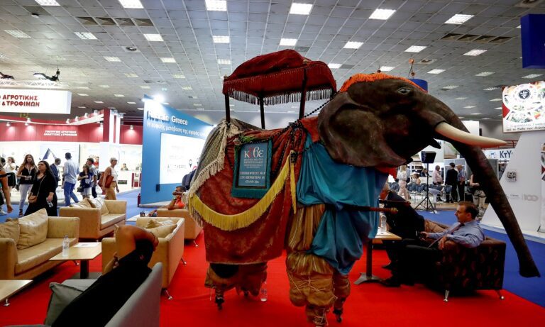 Οι 4 περιπτώσεις που ένας ελέφαντας μπορεί να πατήσει άνθρωπο