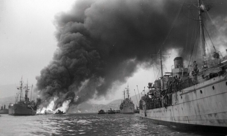 Το ελληνικό πλοίο που βομβάρδιζε τους Τούρκους. Οι Τούρκοι νόμιζαν ότι έγινε απόβαση. Και βύθισαν το δικό τους στόλο.