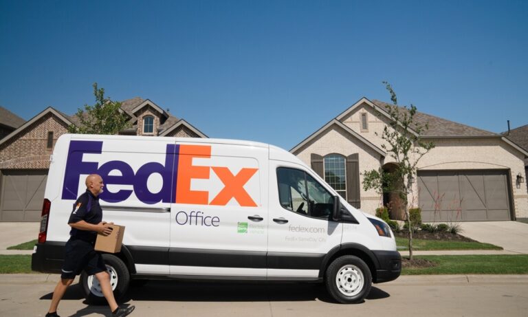 Όχι, η FedEx ΔΕΝ σώθηκε από χρεοκοπία παίζοντας Μπλακτζακ