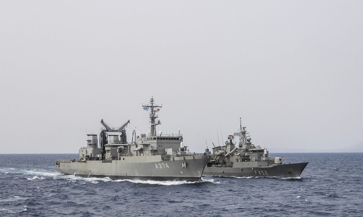 Όταν πέφτουν τα ποσοστά, «θυμάται» το μεταναστευτικό: Φρεγάτες από τον Μητσοτάκη για να σώσει την εικόνα του