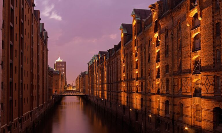 Ιδρύθηκε όταν συγχωνεύτηκαν τρεις ομάδες και ήταν η μοναδική που έπαιζε στην Bundesliga 55 χρόνια σερί