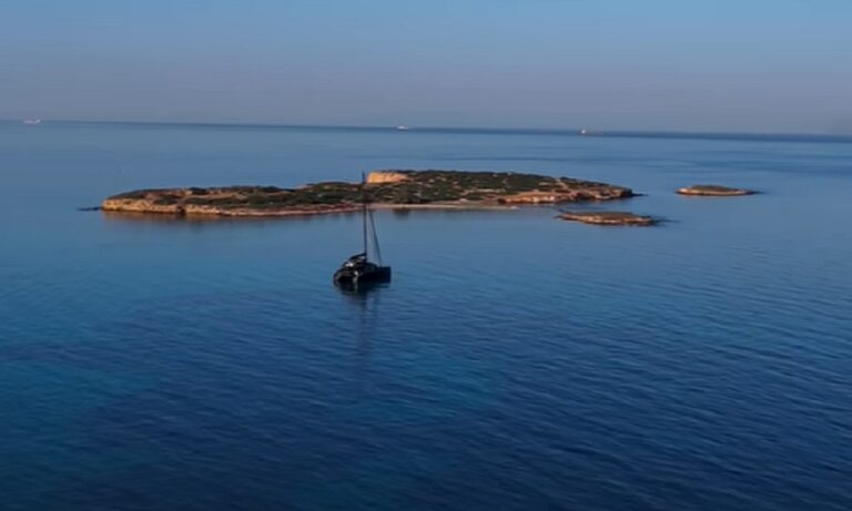 Υδρούσα: Το νησί απέναντι από τη Βούλα που ανήκει σε… συνταξιούχο οδηγό της ΕΘΕΛ
