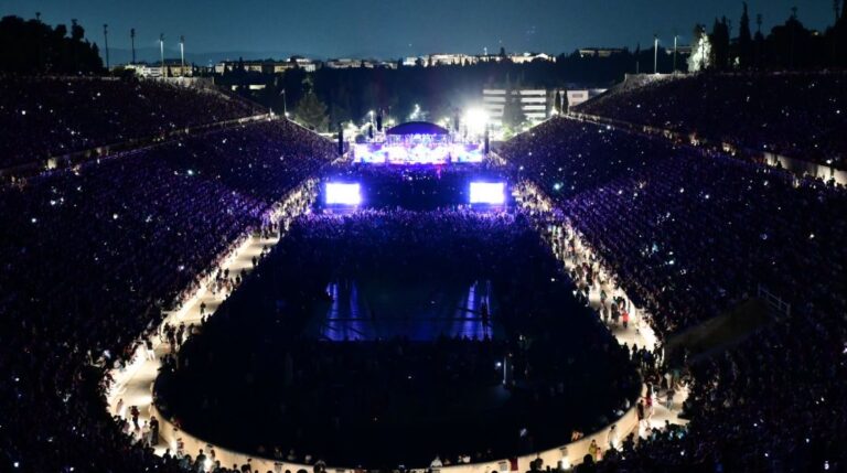 «Έγραψε» η συναυλία για τον Μίκη στο Καλλιμάρμαρο