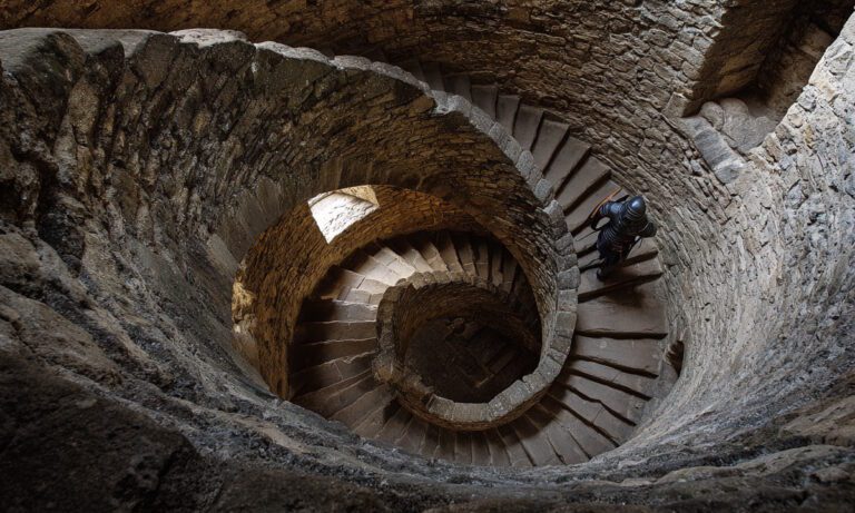 Ο λόγος που η σκάλα σου είναι δεξιόστροφη και όχι αριστερόστροφη έχει να κάνει με τον Μεσαίωνα και τα κάστρα.