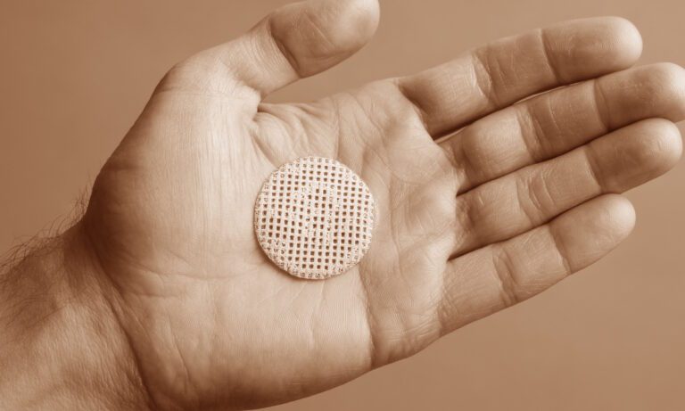 Το μικρό αυτοκολλητάκι στην Κίνα που σου βάζουν στο χέρι στο νοσοκομείο και πιστεύουν ότι κάνει θαύματα