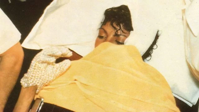 Michael Jackson: Η στιγμή που παθαίνει εγκαύματα 2ου και 3ου βαθμού στη σκηνή