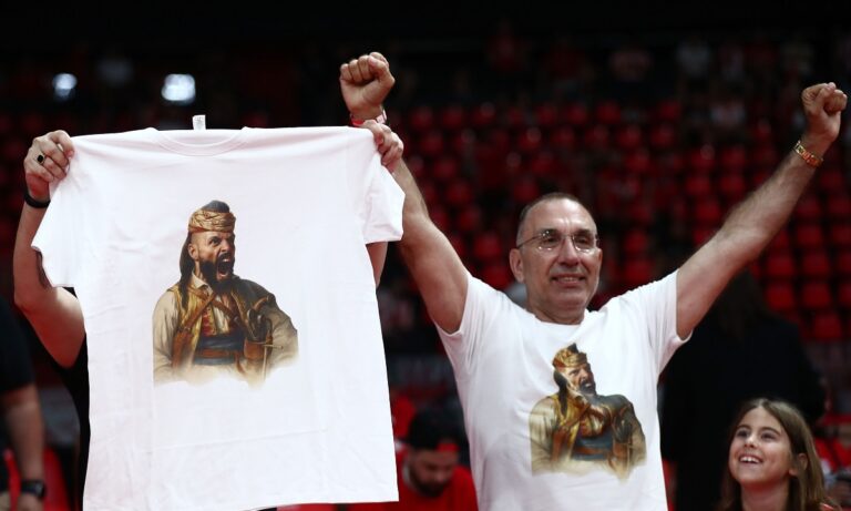 Ολυμπιακός: Χαμός στο ΣΕΦ, μπλουζάκια Κολοκοτρώνη με το πρόσωπο του Φουρνιέ από οπαδούς του Ολυμπιακού