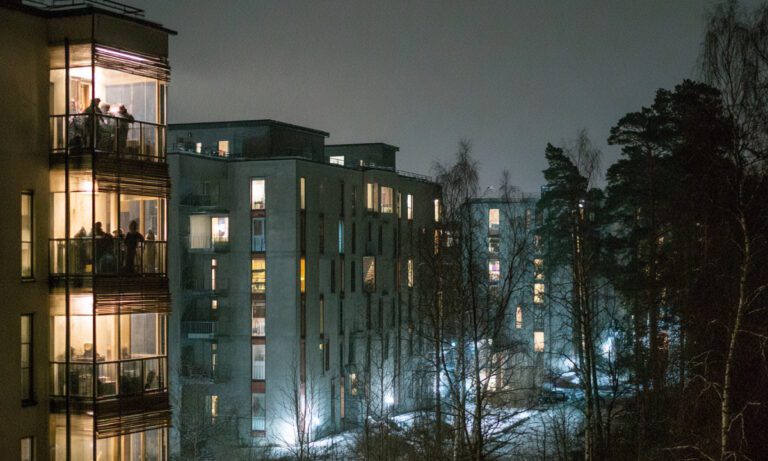 Βγαίνουν στα μπαλκόνια και ουρλιάζουν κάθε βράδυ στις 10