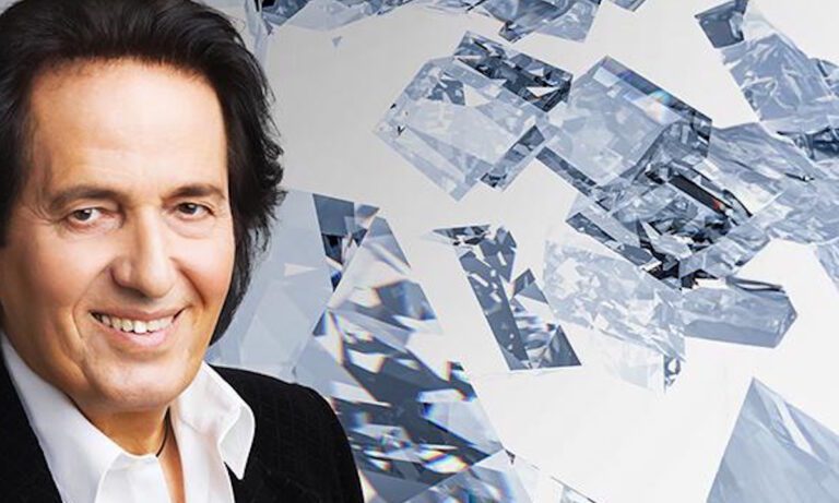 Όσα τον έκαναν να αγαπήσει τη μουσική, τώρα τα τραγουδάει όπως μόνο αυτός μπορεί. Με τη φωνή της ζωής του.