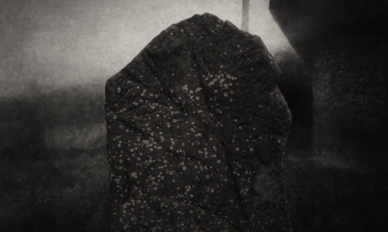 Ένας βράχος στη μέση του τίποτα. Μα μέσα του υπάρχουν μυστικά 24.000 ετών που κανείς δεν κατάλαβε ποτέ