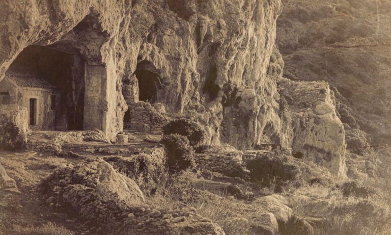 Πριν τη Σπιναλόγκα, τους είχαν εκεί τους λεπρούς μέσα σε σπηλιές, έφτιαξαν εκκλησία και επιβίωναν μόνοι, στιγματισμένοι και ξεχασμένοι.