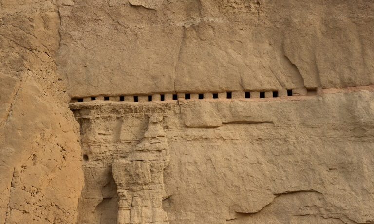 Ανακάλυψαν χιλιάδες σπηλιές μέσα σε μια άγνωστη χαράδρα του Νεπάλ. Ταριχευμένα σώματα, χειρόγραφα και κανένα ίχνος από τους κατοίκους