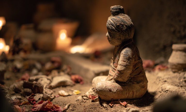Έθαψαν τις κόρες τους με πήλινες κούκλες. Τι έκρυβαν τα ταφικά παιχνίδια των Ελλήνων της Ιταλίας