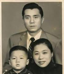 Ο Τζάκι Τσαν μεγάλωσε πιστεύοντας ότι οι γονείς του ήταν απλοί, καθημερινοί άνθρωποι - Η πραγματικότητα όμως αποδείχτηκε πιο κινηματογραφική και από τις ταινίες του