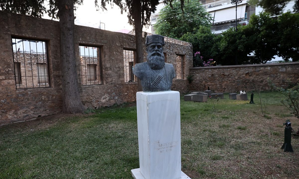 Έκλεψαν ξανά τα αγάλματα του Βελουχιώτη και του Σαράφη από το Μπλόκο της Κοκκινιάς