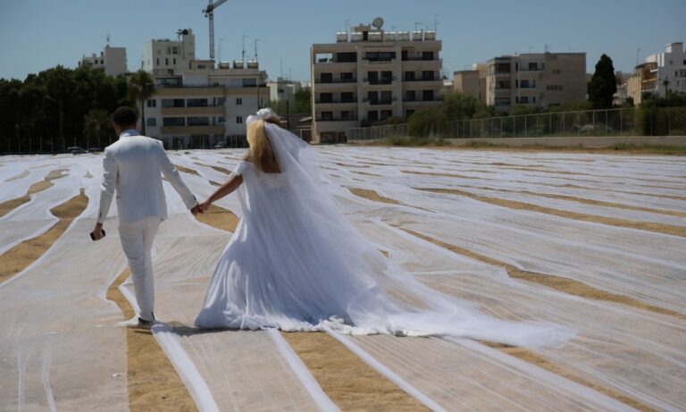 Νύφη στην Κύπρο φόρεσε πέπλο που «σκέπασε» 63 γήπεδα ποδοσφαίρου!
