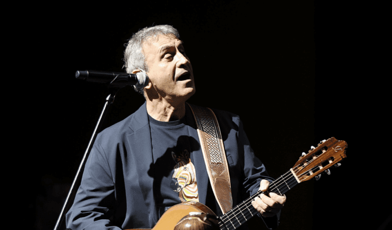 Ένας σπουδαίος συγγραφέας σκιαγραφεί τον Γιώργο Νταλάρα