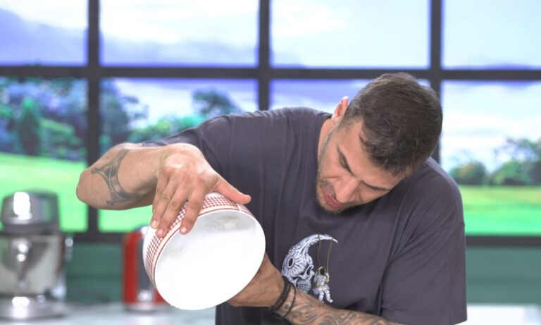 Alpha : Βάζει τέλος ο Άκης Πετρετζίκης