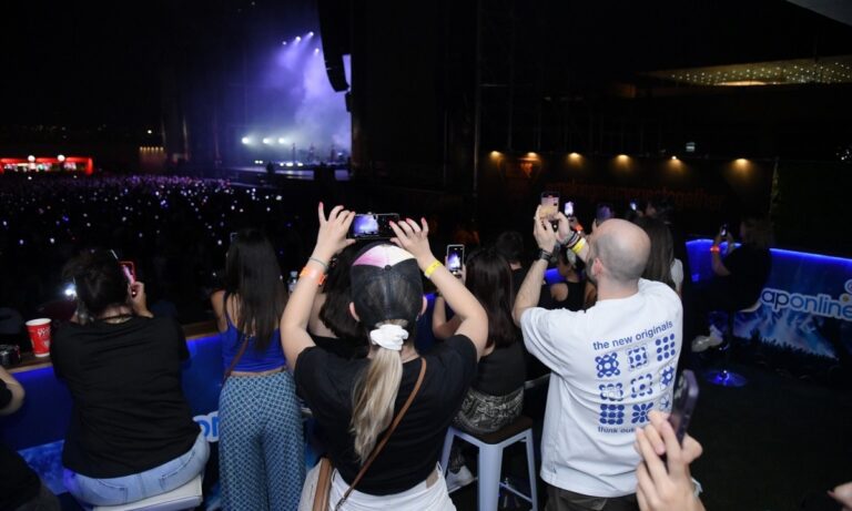 Είσαι όντως fan των London Grammar; – Το opaponline.gr βρέθηκε στην Πλατεία Νερού και έψαξε τους αληθινούς γνώστες του συγκροτήματος