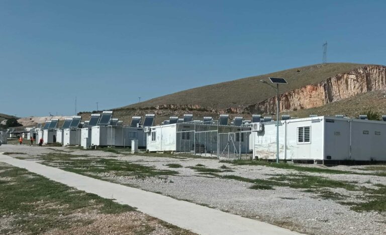 Ντροπή: Διώχνουν οικογένειες πλημμυροπαθών στη δομή του Κουτσόχερου Λάρισας για να «βολέψουν» λαθρομετανάστες από Λιβύη!