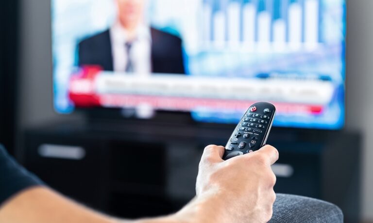 Κυβέρνηση: Νέα «λίστα Πέτσα» με 26,8 εκατ. ευρώ σε ΜΜΕ ενώ δέχεται «σφυροκόπημα» για τον ΟΠΕΚΕΠΕ