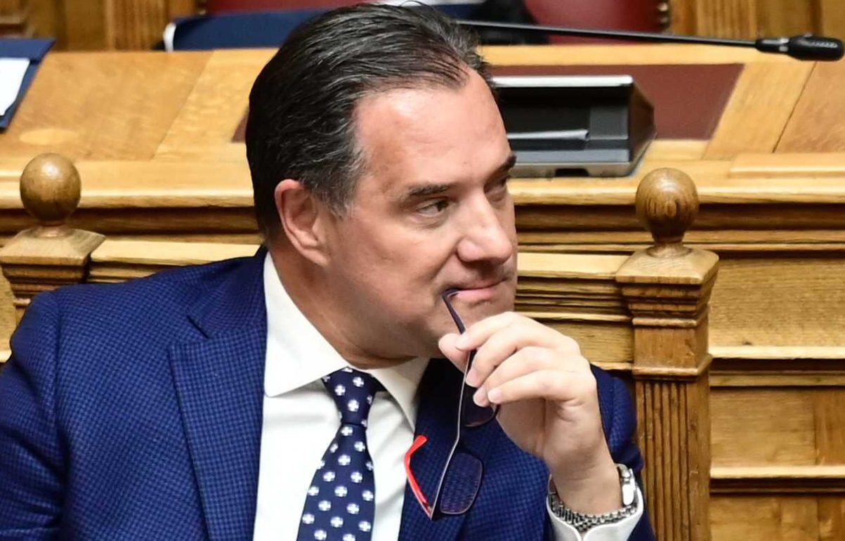 Πρόεδρος ΕΙΝΑΠ σε Άδωνι για ηλεκτρονικά βραχιολάκια: «Το μαγικό βραχιολάκι που… πολλαπλασιάζει γιατρούς – Η γελοιότητα αγγίζει την τελειότητα»