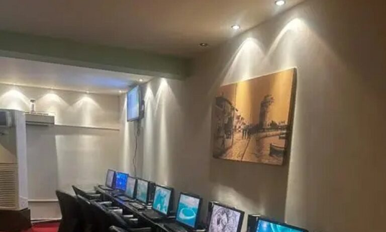 Νέο χτύπημα από την ΕΛ.ΑΣ. στον παράνομο τζόγο – Δύο συλλήψεις και κατάσχεση 15 υπολογιστών σε κατάστημα με παράνομα τυχερά παίγνια στη Θεσσαλονίκη