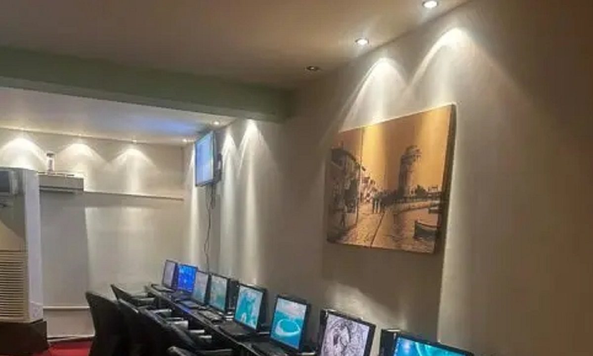 Νέο χτύπημα από την ΕΛ.ΑΣ. στον παράνομο τζόγο – Δύο συλλήψεις και κατάσχεση 15 υπολογιστών σε κατάστημα με παράνομα τυχερά παίγνια στη Θεσσαλονίκη