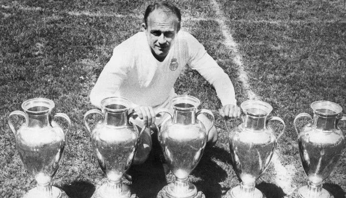 Σαν σήμερα έφυγε ένας θρυλικός ποδοσφαιριστής, εφάμιλλος των Πελέ, Μαραντόνα και Μέσι