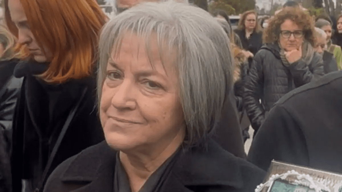 Συγκλονιστική ανάρτηση από τη Σοφία Αποστολάκη: «Αποχαιρετώ την Εισαγγελία ντυμένη στα μαύρα για το παιδί μου που έγινε θυσία – Ο αγώνας συνεχίζεται με τη χάρη του Θεού»