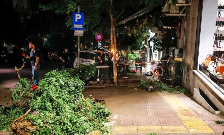 Σοκ στο Κολωνάκι! Αυτοκίνητο έπεσε πάνω σε εστιατόριο, αρκετοί τραυματίες