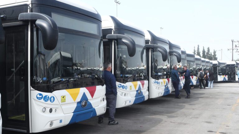 Πράσινη μετάβαση στο «άρπα κόλλα»: Φιάσκο με τα πολυδιαφημισμένα ηλεκτρικά λεωφορεία – Ο καύσωνας «ξεζούμισε» τις μπαταρίες σε 65 από αυτά!