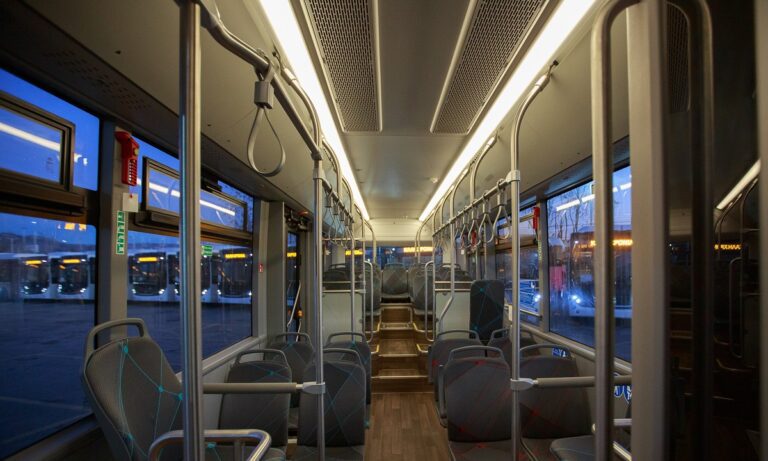 Οδηγός παρέσυρε με το λεωφορείο συνάδελφό του μετά από καβγά