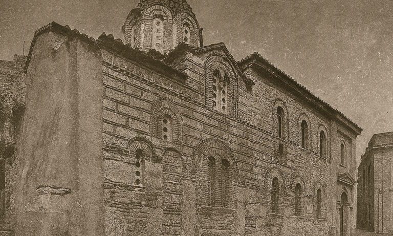 Ο ναός στην Πλάκα που ίσως χτίστηκε από πρίγκιπα πάνω σε ερείπια αρχαίου ιερού και βρέθηκε μέσα του χαραγμένο το όνομά του