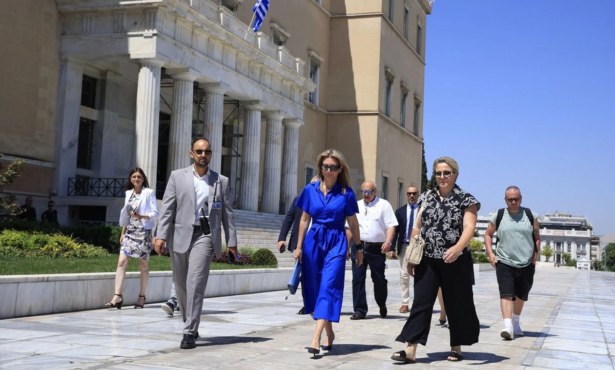 Μαρία Καρυστιανού: Κατέθεσε τη «φωνή του λαού» στη Βουλή με το ψήφισμα 1,3 εκατ. υπογραφών – «Η ατιμωρησία δεν συνάδει με τη Δημοκρατία»