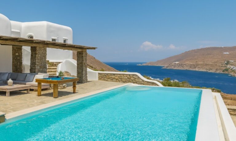 Πωλείται ξανά η βίλα Λυμπέρη στη Μύκονο – Τιμή 25 εκατ. ευρώ