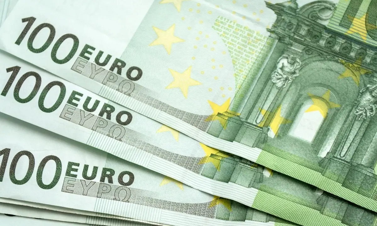 Voucher 100 ευρώ: Πότε πληρώνεται – Όσα πρέπει να γνωρίζουν οι δικαιούχοι