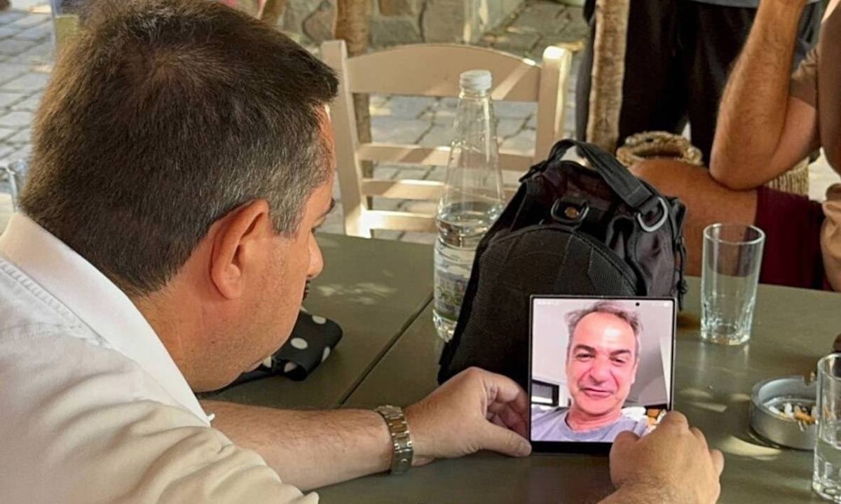 Χίος: Άγρια γιούχα στον Μηταράκη για τις πυρκαγιές – «Ντροπή σας – Μας κάψατε για το αντιμόνιο» του φώναζαν οι Χιώτες